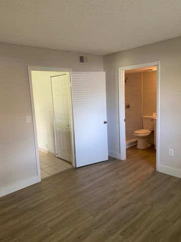 450 W Palm Cir Circle W 103, Pembroke Pines, FL 33025