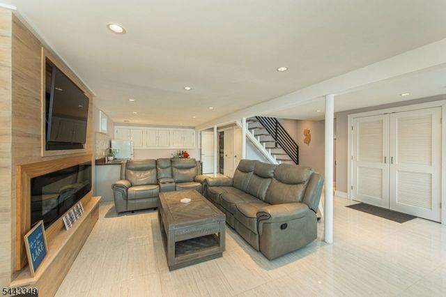 33 S Lakeside Ave, Jefferson Twp., NJ 07849