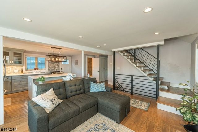 33 S Lakeside Ave, Jefferson Twp., NJ 07849