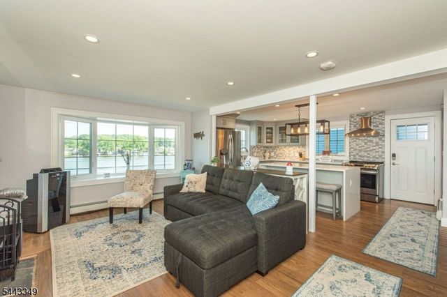 33 S Lakeside Ave, Jefferson Twp., NJ 07849