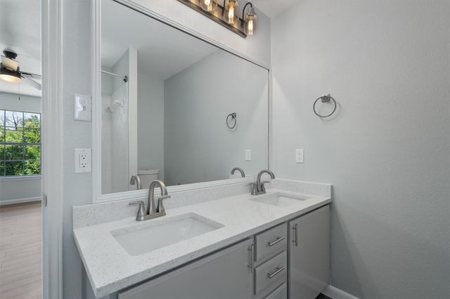 6300 Crumley LN, Austin, TX 78741