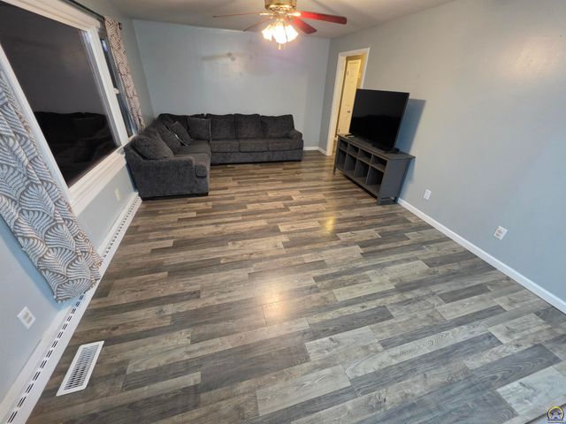 4632 NW 35th ST, Topeka, KS 66618