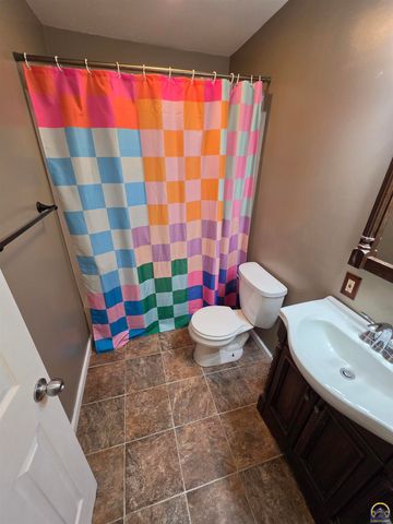 4632 NW 35th ST, Topeka, KS 66618