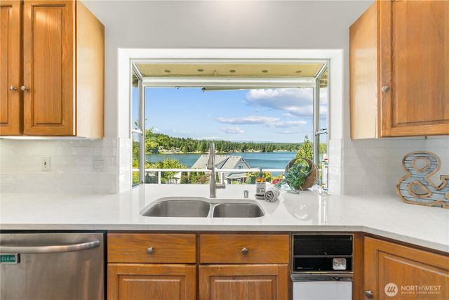 6074 Osprey Circle, Bremerton, WA 98312