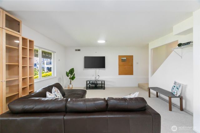 6074 Osprey Circle, Bremerton, WA 98312