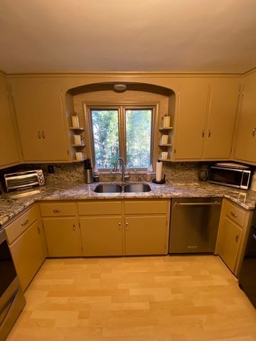 94 Beeching St, Worcester, MA 01602