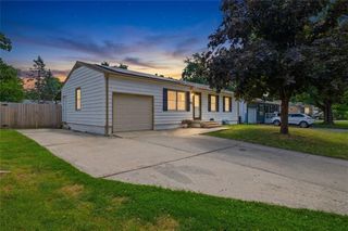 1211 N Cedar Crest Drive, Independence, MO 64056