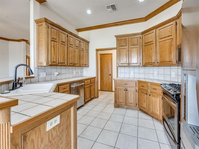 909 Whispering Creek Court, Piedmont, OK 73078
