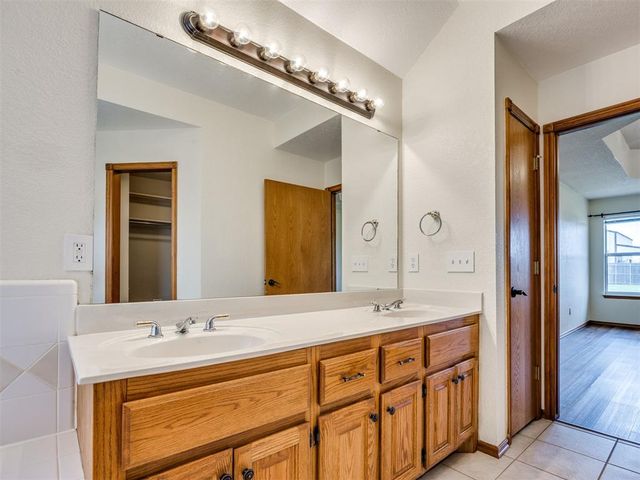 909 Whispering Creek Court, Piedmont, OK 73078