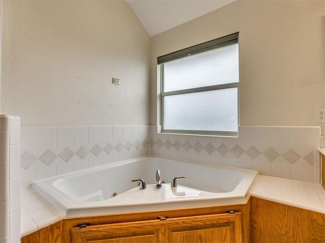 909 Whispering Creek Court, Piedmont, OK 73078