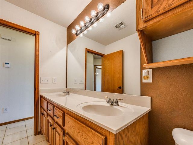 909 Whispering Creek Court, Piedmont, OK 73078