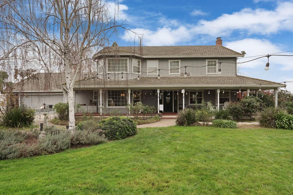 17266 Hillside Dr, Lodi, CA 95240