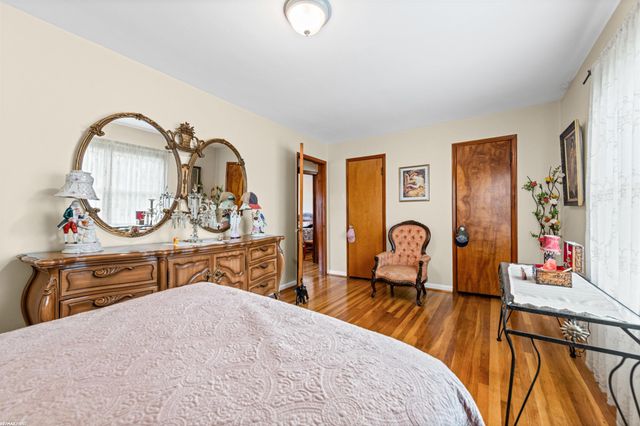 21831 Edgewood Street, Saint Clair Shores, MI 48080