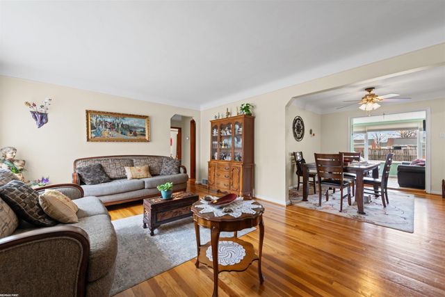 21831 Edgewood Street, Saint Clair Shores, MI 48080