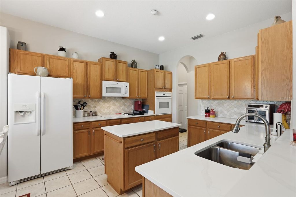Image 19 of property listing at 1910 SIR LANCELOT CIRCLE, St Cloud, FL 34772