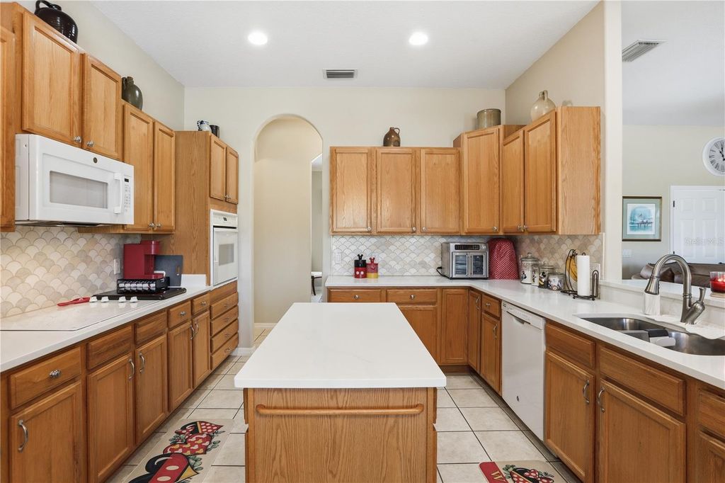 Image 20 of property listing at 1910 SIR LANCELOT CIRCLE, St Cloud, FL 34772