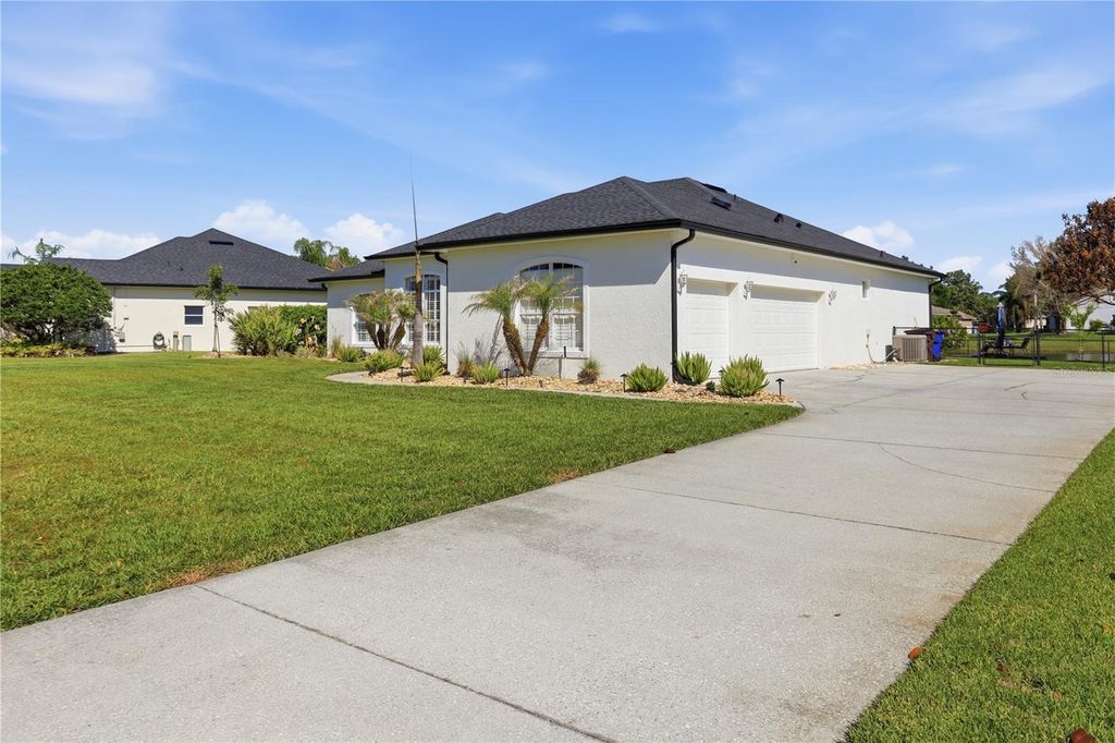 Image 4 of property listing at 1910 SIR LANCELOT CIRCLE, St Cloud, FL 34772
