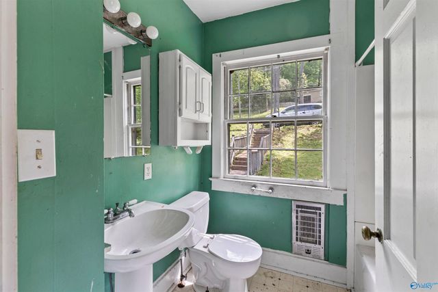 1302 Hillwood Drive, Guntersville, AL 35976