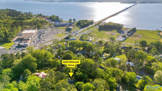 1302 Hillwood Drive, Guntersville, AL 35976