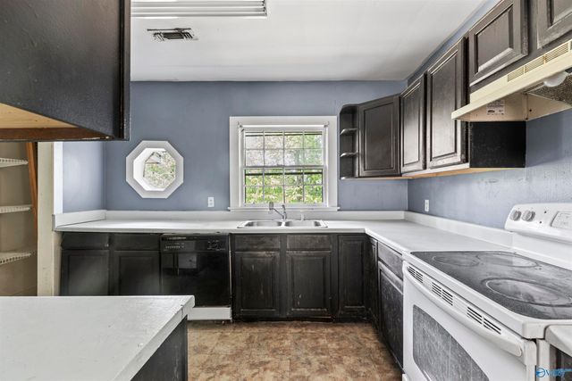 1302 Hillwood Drive, Guntersville, AL 35976