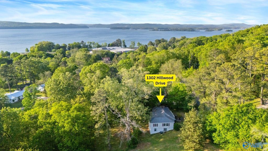 1302 Hillwood Drive, Guntersville, AL 35976
