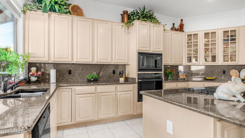 Image 10 of property listing at 15405 S 4th Avenue, Phoenix, AZ 85045