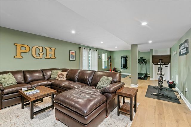 1043 Wedgewood Dr, Penn Twp, PA 15644