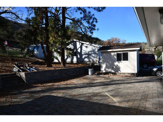 2534 W 10TH St, The Dalles, OR 97058