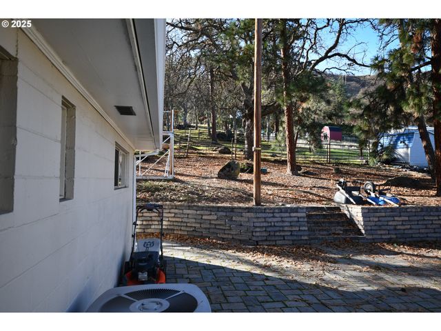 2534 W 10TH St, The Dalles, OR 97058