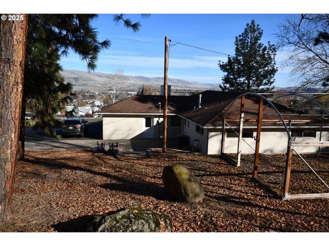 2534 W 10TH St, The Dalles, OR 97058