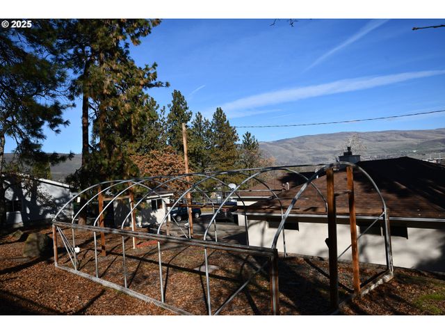 2534 W 10TH St, The Dalles, OR 97058