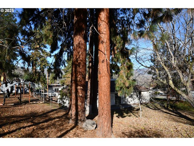 2534 W 10TH St, The Dalles, OR 97058