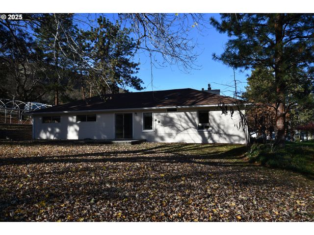 2534 W 10TH St, The Dalles, OR 97058