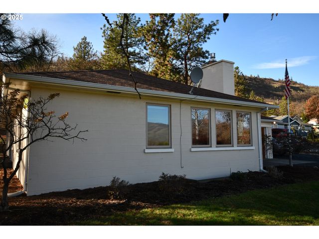 2534 W 10TH St, The Dalles, OR 97058