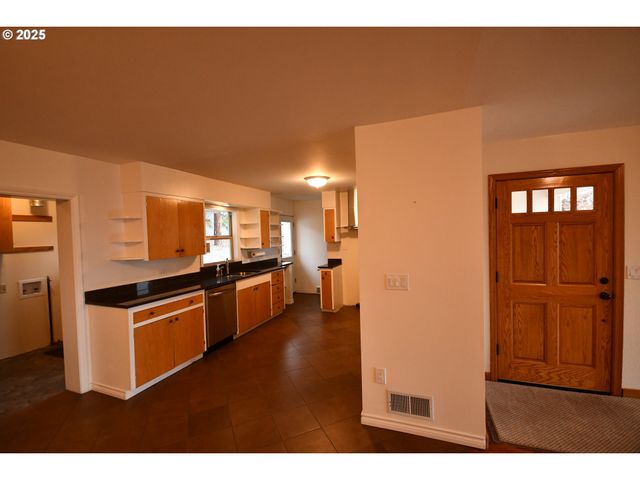 2534 W 10TH St, The Dalles, OR 97058