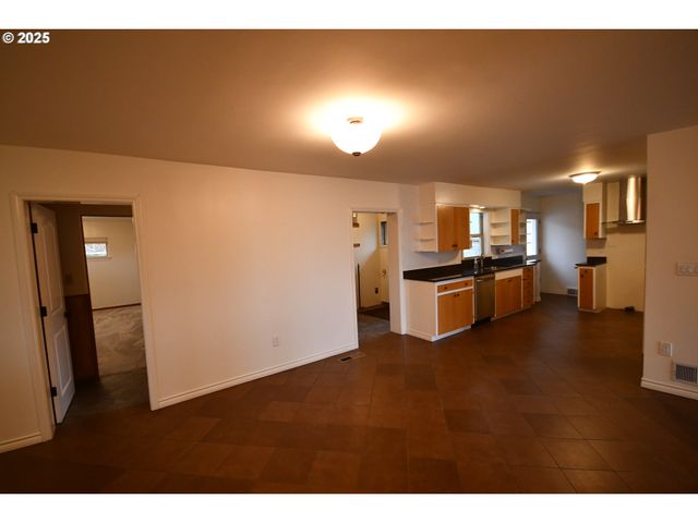 2534 W 10TH St, The Dalles, OR 97058