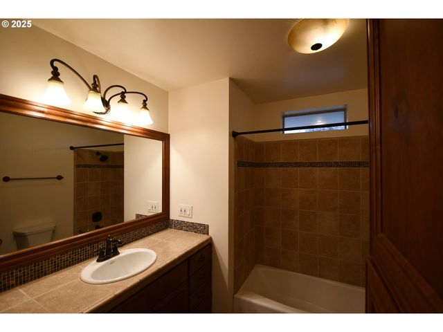 2534 W 10TH St, The Dalles, OR 97058