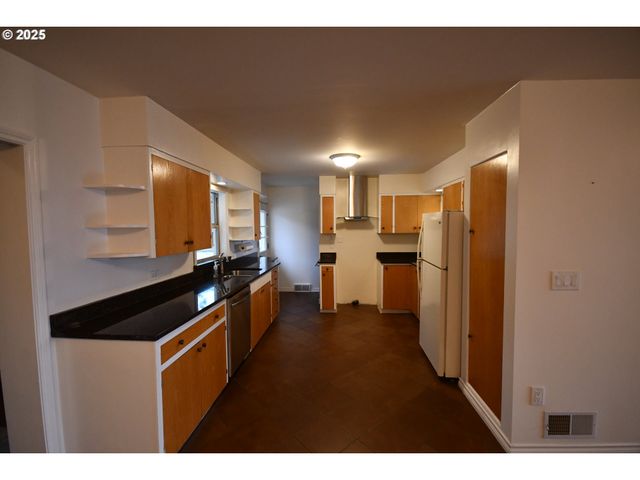 2534 W 10TH St, The Dalles, OR 97058