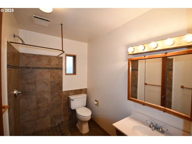 2534 W 10TH St, The Dalles, OR 97058