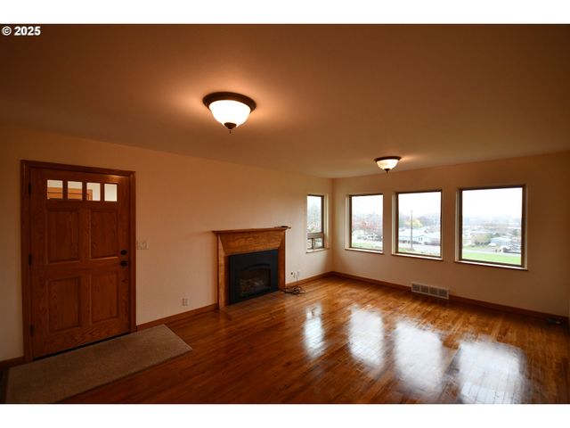 2534 W 10TH St, The Dalles, OR 97058