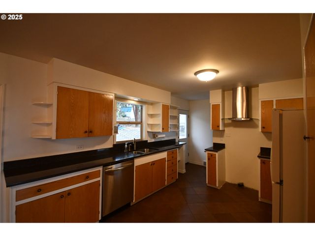 2534 W 10TH St, The Dalles, OR 97058