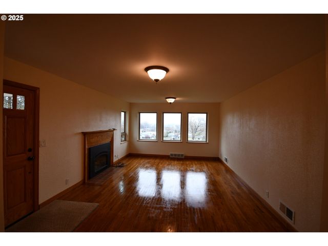 2534 W 10TH St, The Dalles, OR 97058