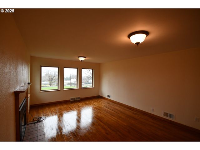 2534 W 10TH St, The Dalles, OR 97058