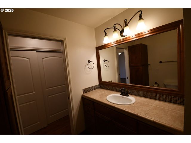 2534 W 10TH St, The Dalles, OR 97058