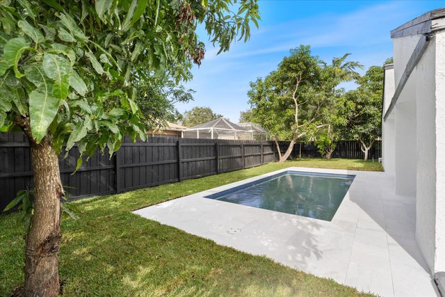 4951 SW 94th Way, Cooper City, FL 33328