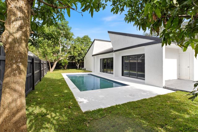 4951 SW 94th Way, Cooper City, FL 33328