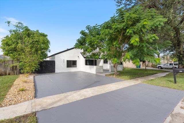 4951 SW 94th Way, Cooper City, FL 33328