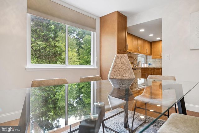 11172 FOREST EDGE DR, Reston, VA 20190