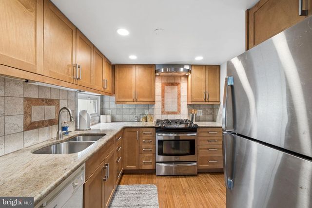 11172 FOREST EDGE DR, Reston, VA 20190