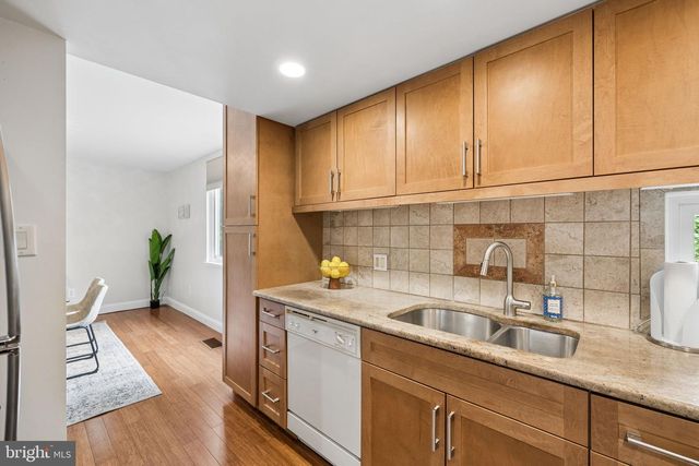 11172 FOREST EDGE DR, Reston, VA 20190